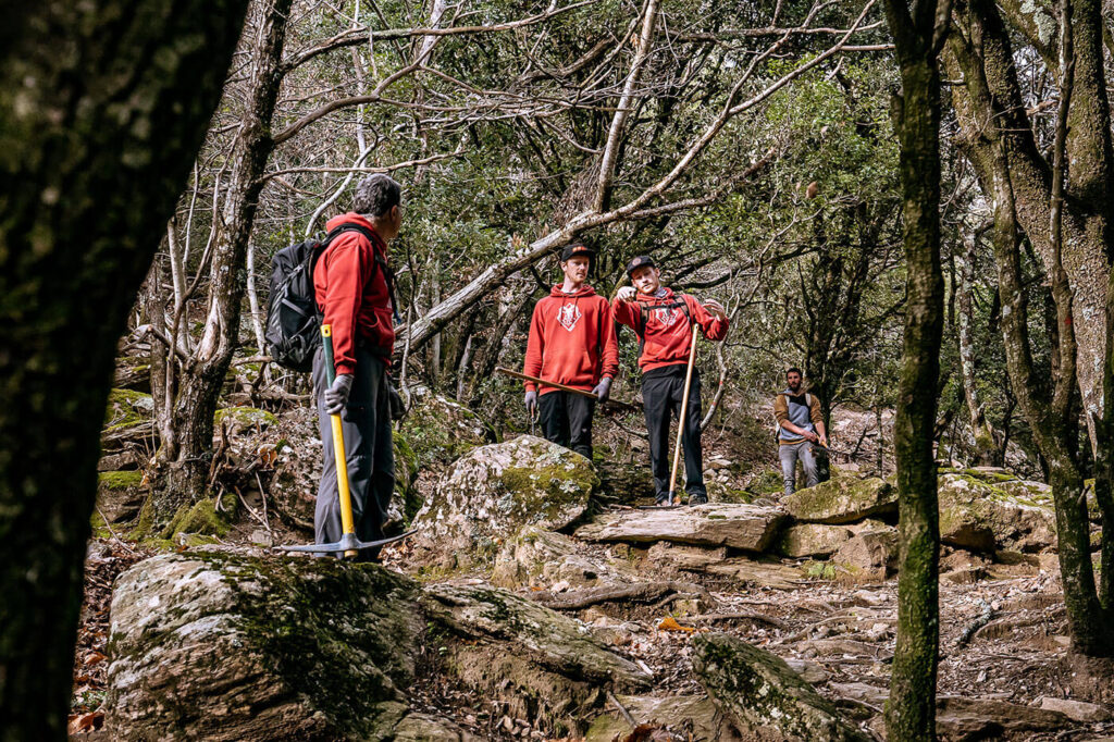 Entretien des sentiers VTT dans les montagnes du caroux